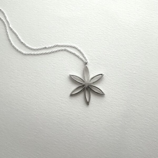 Silver Fleur Necklace | Kara Hetz